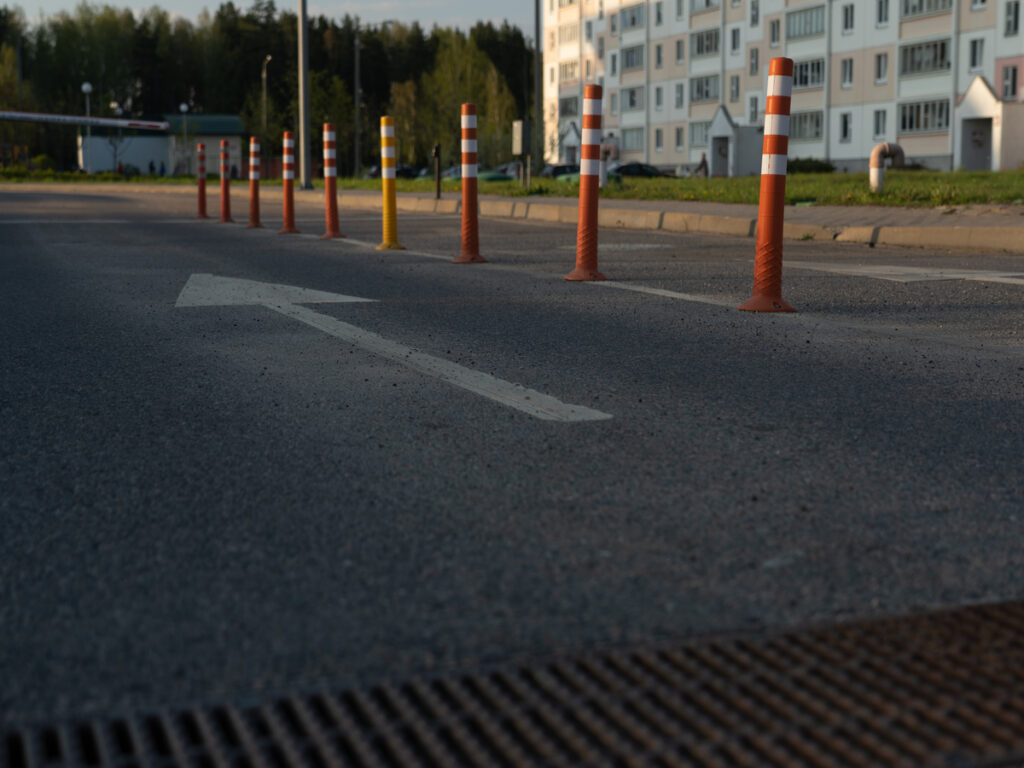 विकल्पसंकेत | Japan’s Road Bollards: Managing Safety in Ultra-Compact Urban Environments OPTSIGNS | Japan’s Road Bollards: Managing Safety in Ultra-Compact Urban Environments