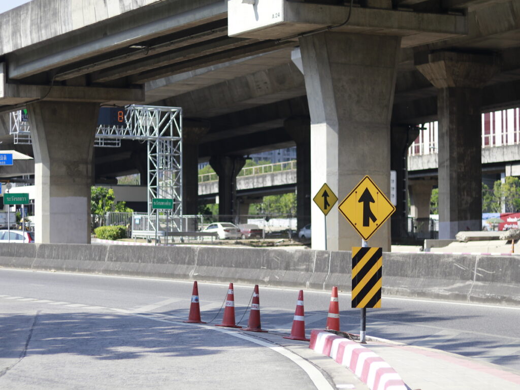 اوبتسيغنز | كيف تعمل مخاريط PSA و Traffic معًا لإنشاء مناطق عمل أكثر ذكاءً OPTSIGNS | How PSA and Traffic Cones Work Together to Create Smarter Work Zones