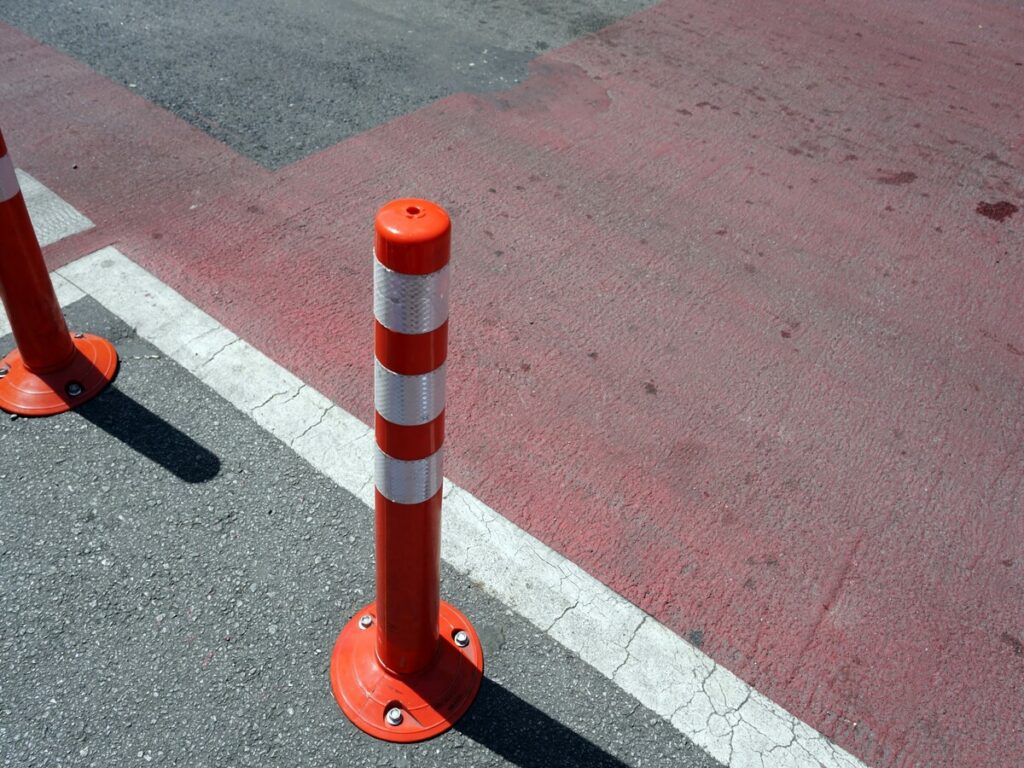 OPTSIGNS | Traffic Control Posts: Use Cases for Parking Lots, Construction Sites, Storefronts, Events & Pedestrian Safety