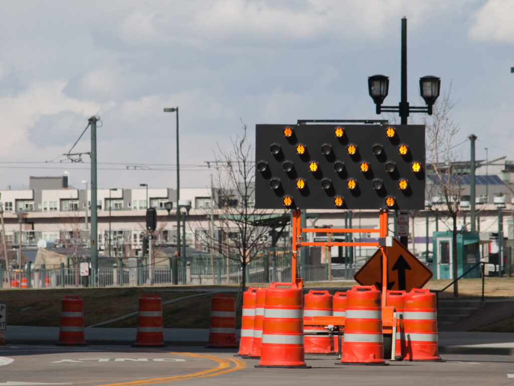 OPTSIGNS | Multi-Message-Verkehrszeichen vs. VMs: Wichtige Unterschiede und Anwendungen im Verkehrsmanagement OPTSIGNS | Multi-Message Traffic Signs vs. VMS: Key Differences and Applications in Traffic Management