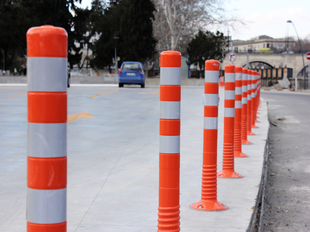OPTSIGNS | Melhorando a segurança do motorista com delineadores reflexivos: Um guia para gerentes de frota OPTSIGNS | Enhancing Driver Safety with Reflective Delineators: A Guide for Fleet Managers