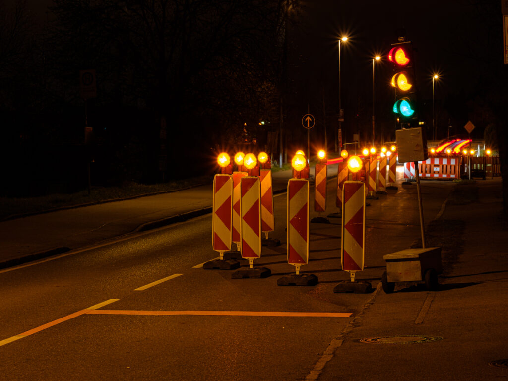 OPTSIGNS | Melhorando a segurança do motorista com delineadores reflexivos: Um guia para gerentes de frota OPTSIGNS | Enhancing Driver Safety with Reflective Delineators: A Guide for Fleet Managers