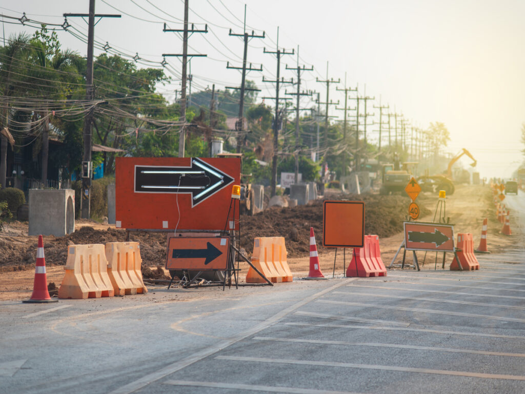 اوبتسيغنز | كيف تعمل مخاريط PSA و Traffic معًا لإنشاء مناطق عمل أكثر ذكاءً OPTSIGNS | How PSA and Traffic Cones Work Together to Create Smarter Work Zones