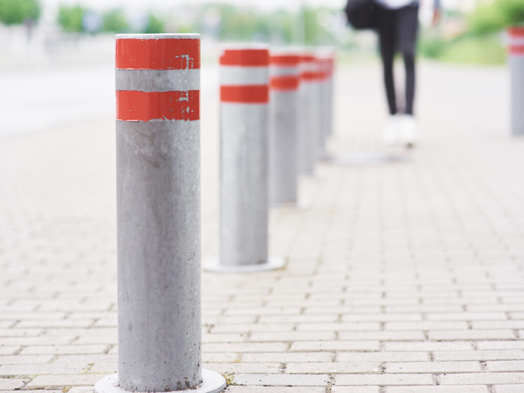 オプトサイン | Protective Bollards: Preventing Ram-Raid Attacks OPTSIGNS | Protective Bollards: Preventing Ram-Raid Attacks