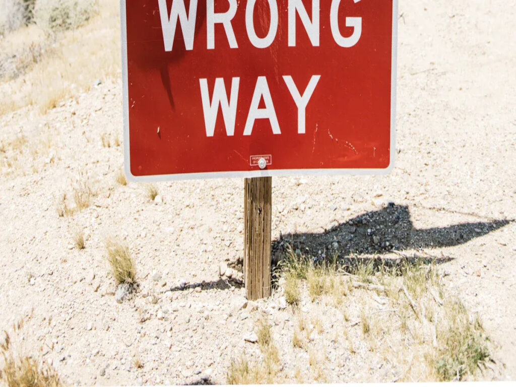 SEGNI OTTICI | Errori di dimensionamento comuni nei progetti di segni nel Regno Unito e come evitarli OPTSIGNS | Common Sizing Mistakes in UK Sign Projects and How to Avoid Them