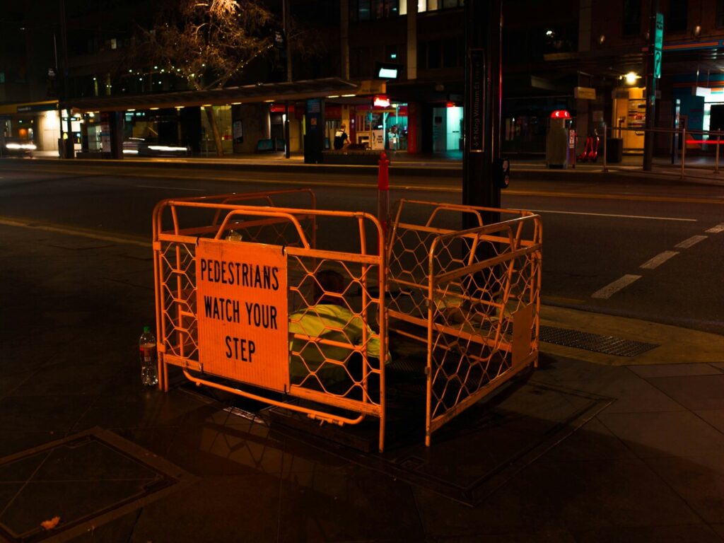 OPTSIGNS | Como decidir quando os sinais de segurança rodoviária plástica são a melhor escolha OPTSIGNS | How to Decide When Plastic Road Safety Signs Are the Best Choice