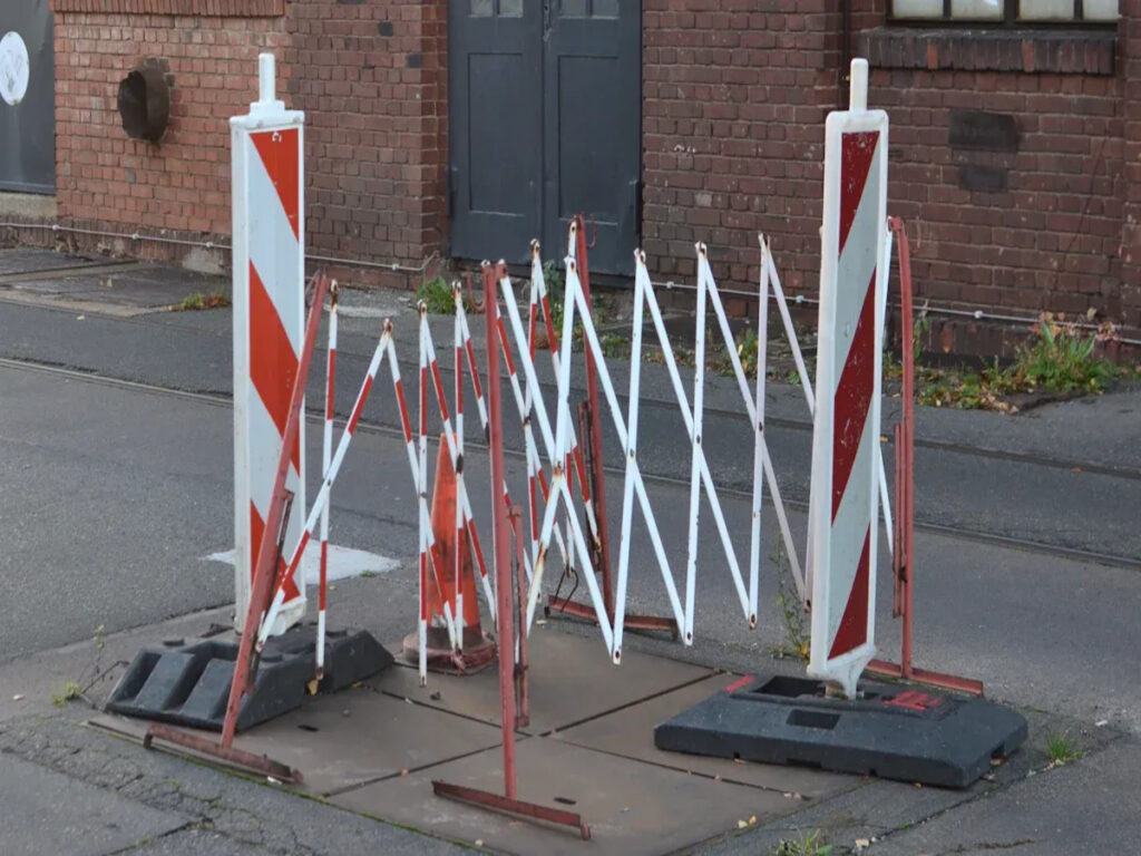 OPTSIGNS | Comparing Type 1 und Typ 2 Safety Barricades for Road Safety OPTSIGNS | Comparing Type 1 and Type 2 Safety Barricades for Road Safety