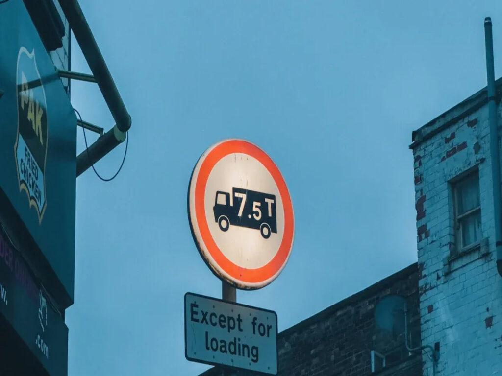SIGNES OPTIQUES | A Complete Guide to UK Traffic Sign Sizes for Buyers and Contractors OPTSIGNS | A Complete Guide to UK Traffic Sign Sizes for Buyers and Contractors