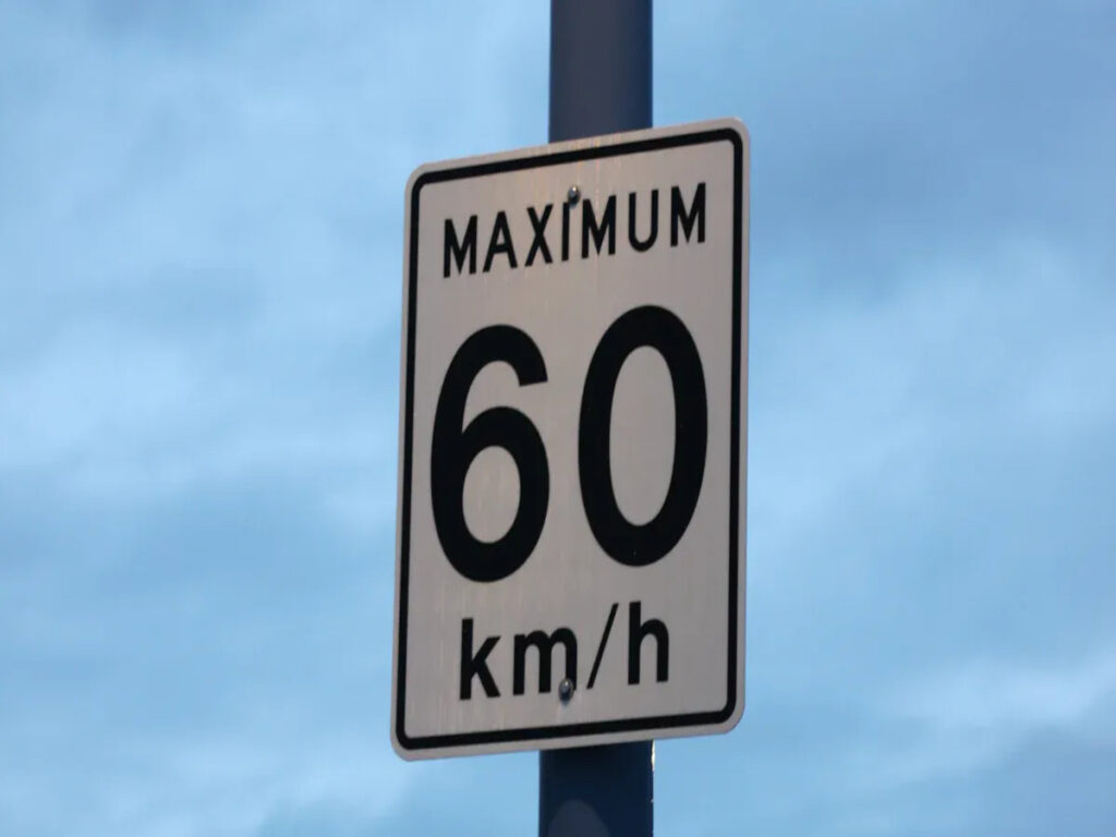 SEGNI OTTICI | Maximum Speed Limits on Australian Roads Outside Built-Up Areas: Quello che devi sapere OPTSIGNS | Maximum Speed Limits on Australian Roads Outside Built-Up Areas: What You Need to Know