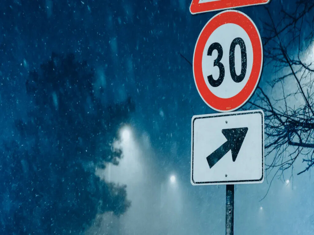 اوبتسيغنز | 3M أو Avery الذي يؤدي علامة الطريق العاكسة بشكل أفضل في الطقس القاسي OPTSIGNS | 3M or Avery Which Reflective Road Sign Performs Best in Harsh Weather