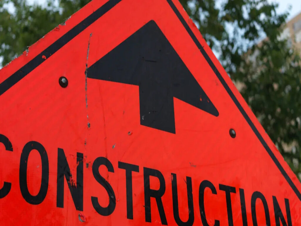 SEGNI OTTICI | Perché i segni obbligatori sono ancora essenziali insieme ai display VMS in progetti a lungo termine OPTSIGNS | Why Mandatory Signs Are Still Essential Alongside VMS Displays in Long-Term Projects