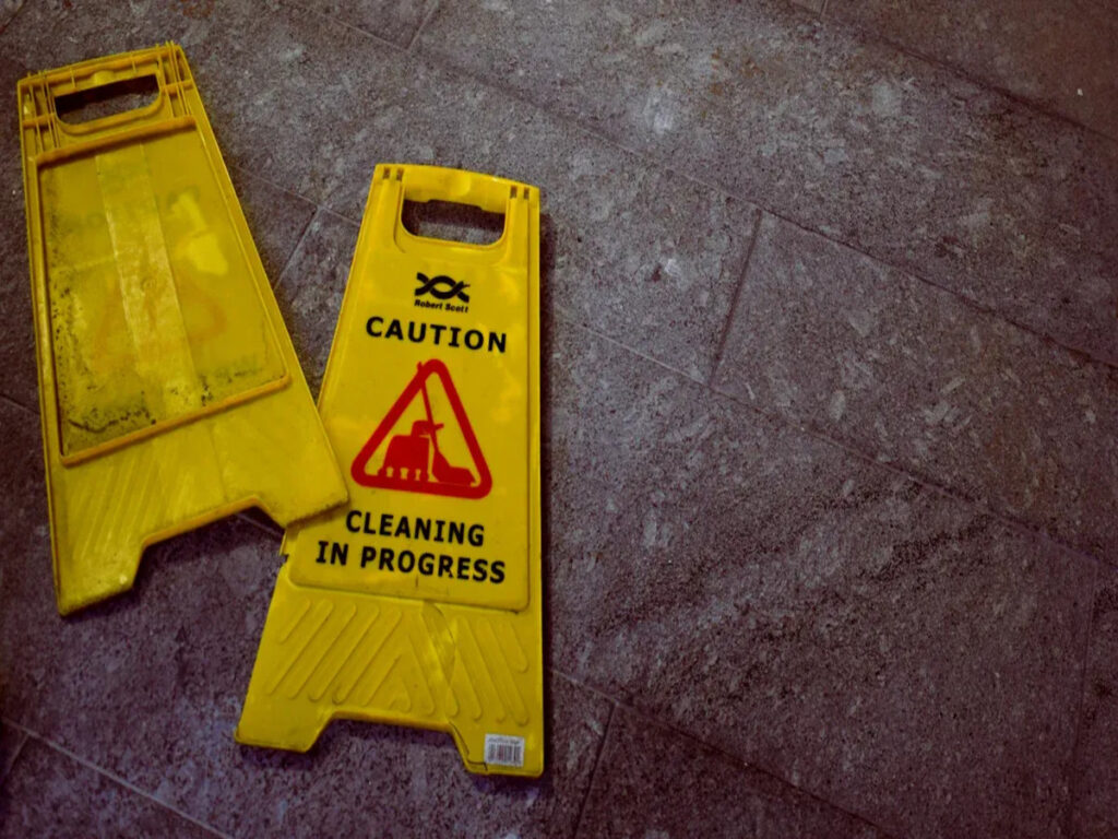 OPCIONES | Comprender los símbolos de peligro de GHS y su impacto en el lugar de trabajo OPTSIGNS | Understanding GHS Hazard Symbols and Their Workplace Impact