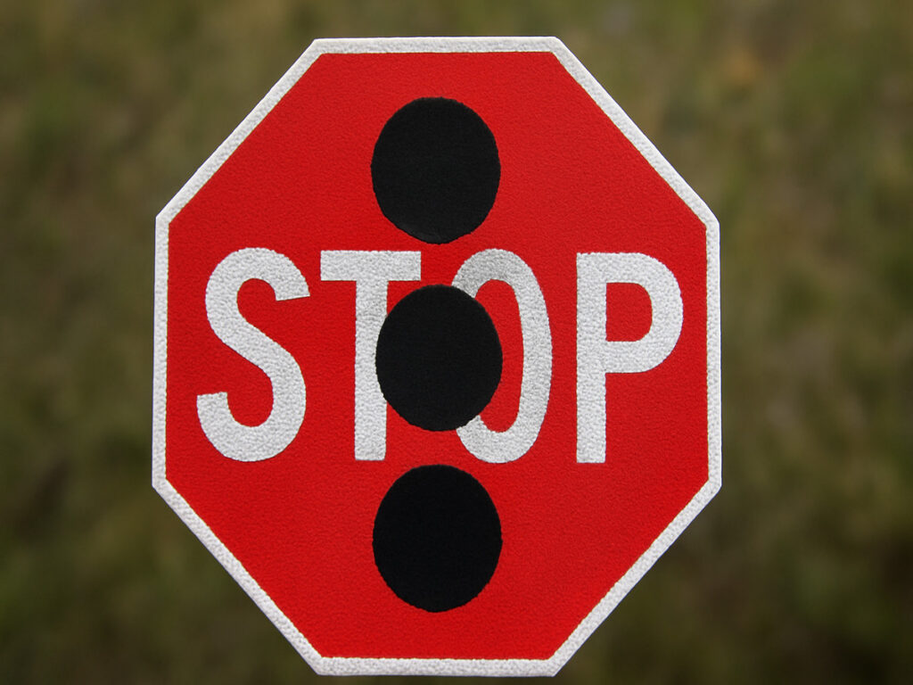 SEGNI OTTICI | What Are Black Dot Stop Signs Made Of? Materiali, Riflettività, and Durability OPTSIGNS | What Are Black Dot Stop Signs Made Of? Materials, Reflectivity, and Durability
