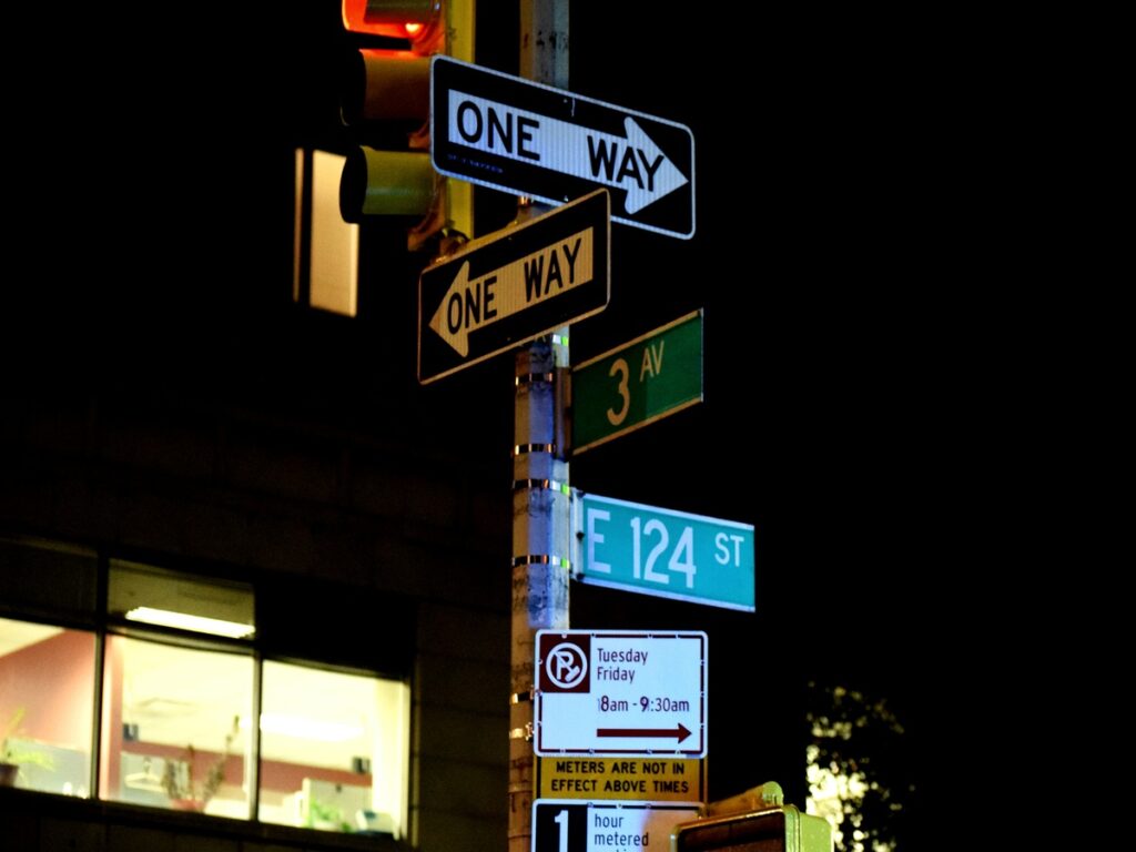 SIGNES OPTIQUES | Amélioration des achats de panneaux de route personnalisés pour des routes plus sûres et plus efficaces OPTSIGNS | Improving Custom Road Sign Procurement for Safer and More Efficient Roads