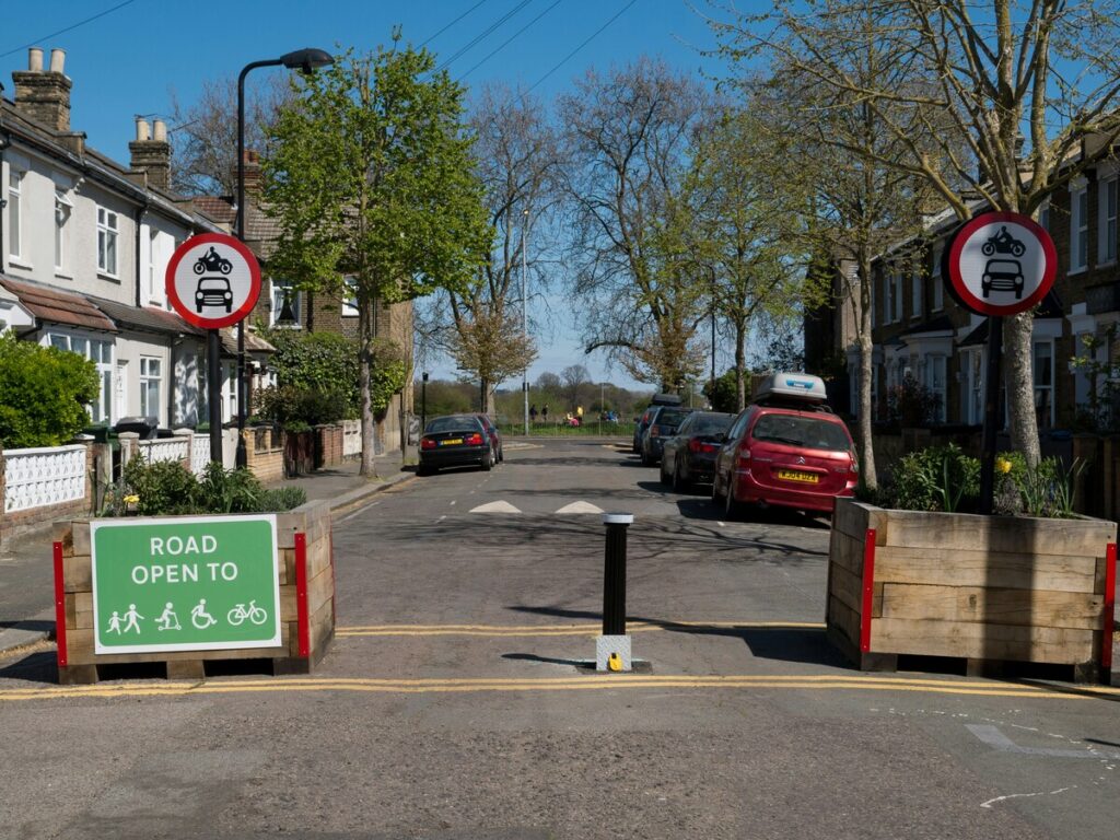 OPTSIGNS | Os perigos ocultos das bordas afiadas e a mudança do Reino Unido para sinais de estrada arredondados OPTSIGNS | The Hidden Dangers of Sharp Edges and the UK’s Move to Rounded Road Signs