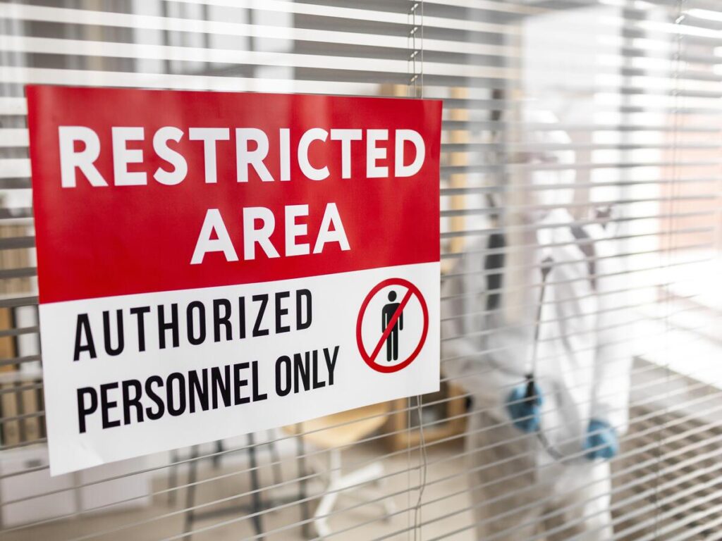 OPTSIGNS | Principais diferenças entre os sinais de advertência da OSHA e os sinais de segurança australianos OPTSIGNS | Key Differences Between OSHA Caution Signs and Australian Safety Signs