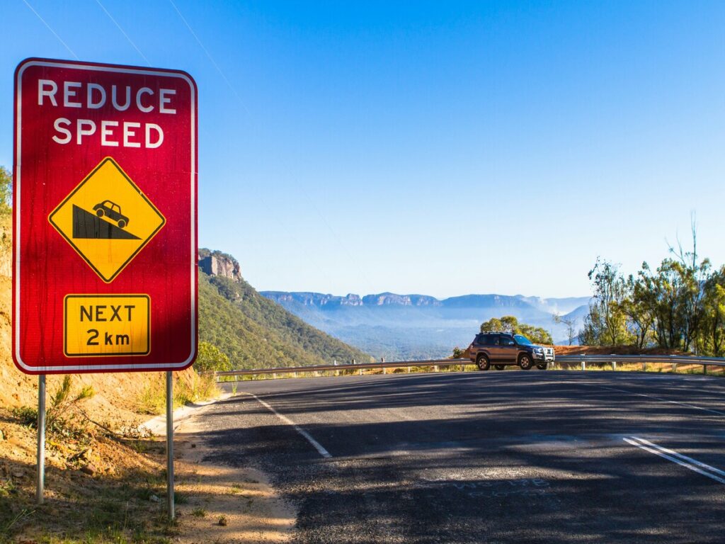 SEGNI OTTICI | Come scegliere la dimensione del segno giusta per le autostrade e le strade urbane in Australia OPTSIGNS | How to Choose the Right Sign Size for Highways and Urban Roads in Australia