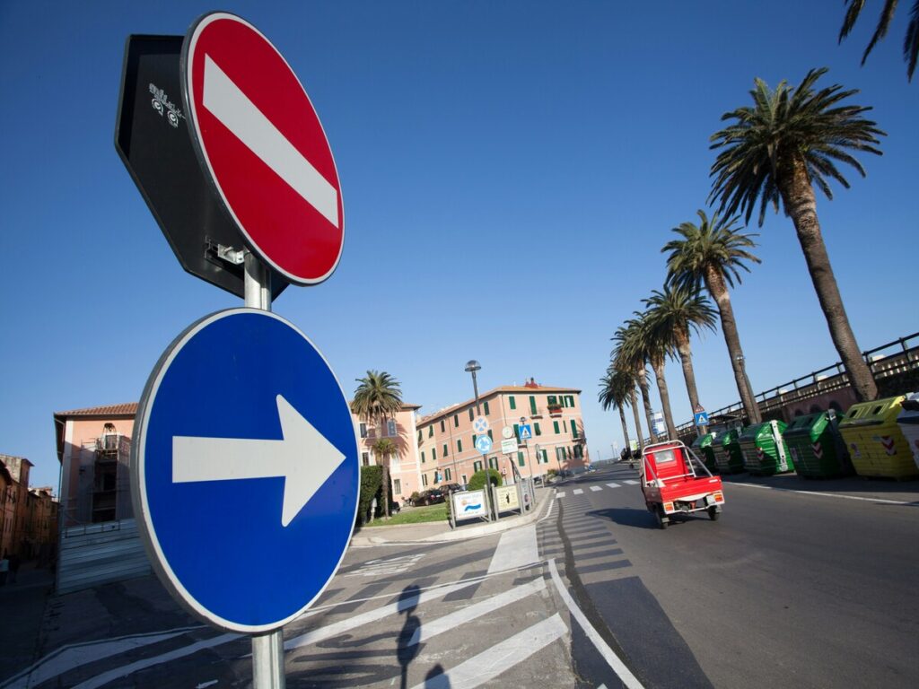 OPTSIGNS | Integrating Lens VMS with Traditional Traffic Signs: Enhancing Real-Time Traffic Management
