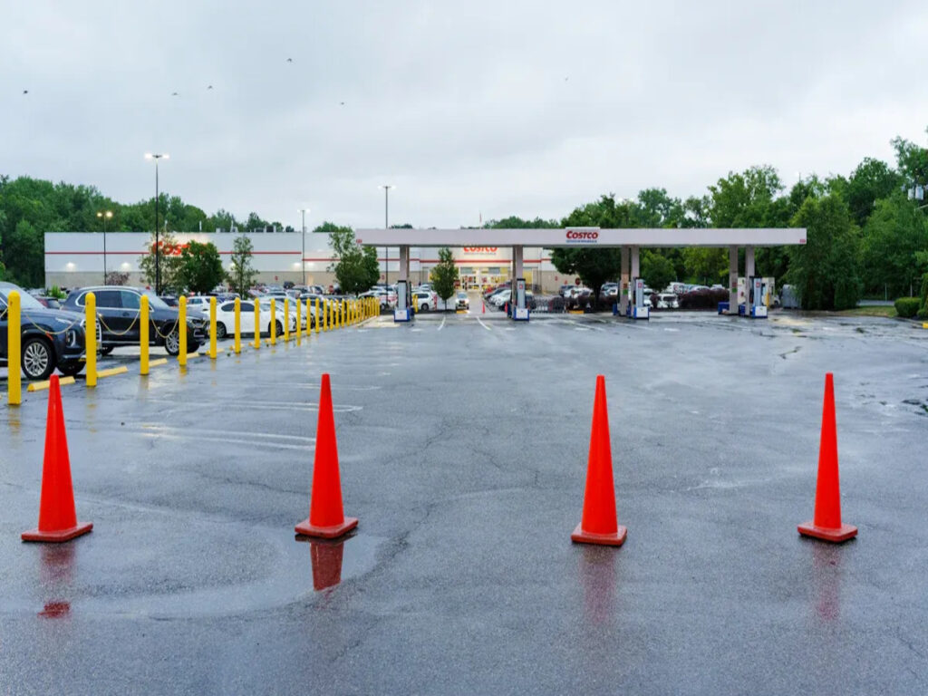 OPTSIGNS | Escolhendo os cones de tráfego por atacado certos: 7lbs vs.. 10Lbs para suas necessidades OPTSIGNS | Choosing the Right Wholesale Traffic Cones: 7lbs vs. 10lbs for Your Needs