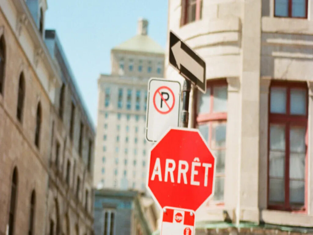 اوبتسيغنز | Are All Canadian Traffic Signs Required to Be Bilingual? OPTSIGNS | Are All Canadian Traffic Signs Required to Be Bilingual?