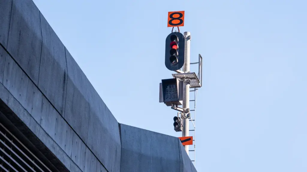 SEGNI OTTICI | Protezione IP67 per le luci del traffico nelle aree soggette a inondazioni e polverose OPTSIGNS | IP67 Protection for Traffic Warning Lights in Flood-Prone and Dusty Areas