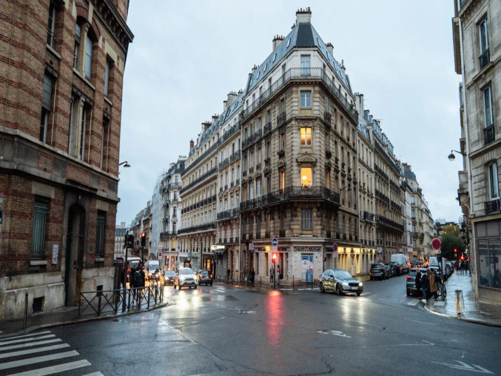 OPTSIGNS | Why Paris Doesn’t Use Stop Signs and What It Means for Urban Traffic