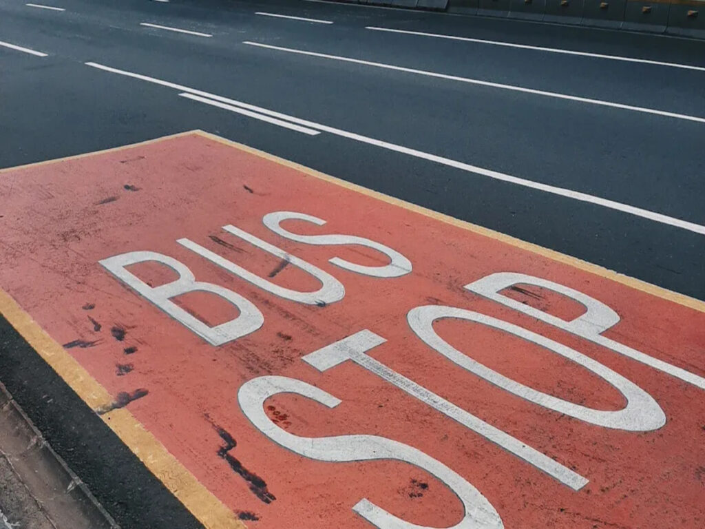 OPTSIGNS | How to Choose the Right Signage for Bus Lanes: A Traffic Management Perspective