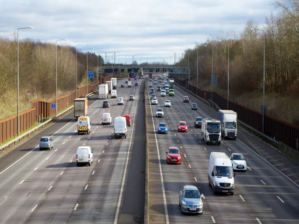 オプトサイン | 関連するプレートと構造警告マーキングは、英国の高速道路を変換します OPTSIGNS | Associated Plates and Structure Warning Markings Transforming UK Motorways