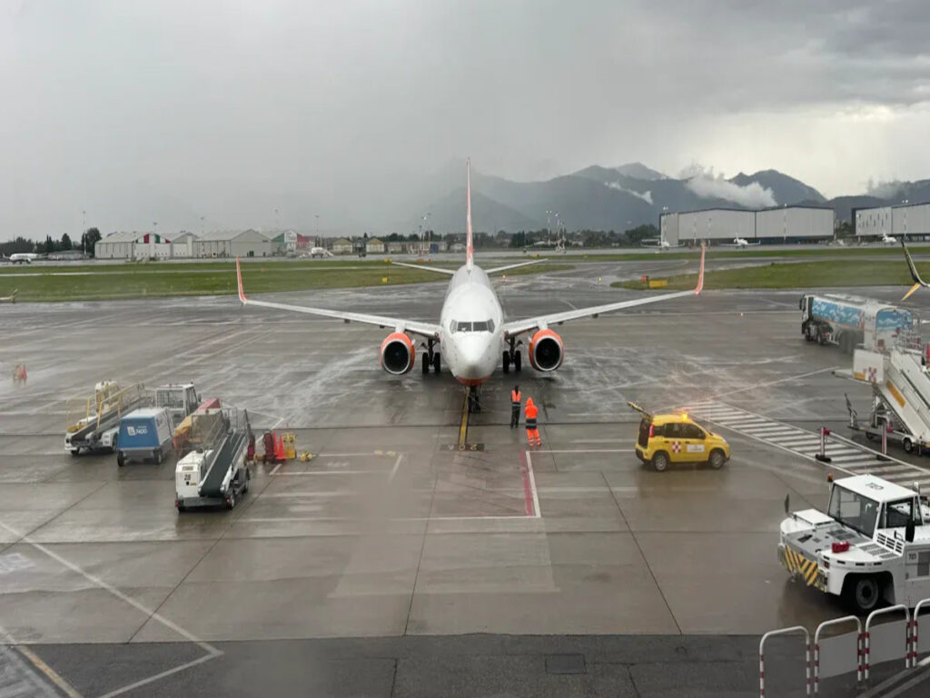 オプトサイン | The Impact of Traffic Batons on Safe Aircraft Ground Movement OPTSIGNS | The Impact of Traffic Batons on Safe Aircraft Ground Movement