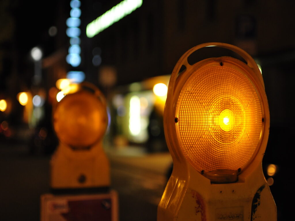 SEGNI OTTICI | Luci di avvertimento a LED rispetto all'illuminazione tradizionale per la sicurezza stradale OPTSIGNS | LED Warning Lights versus Traditional Lighting for Road Safety