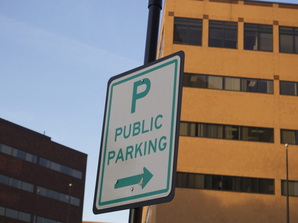 OPTSIGNS | Projetando sinais de estacionamento de alumínio personalizados para o seu negócio: Um guia passo a passo OPTSIGNS | Designing Custom Aluminum Parking Signs for Your Business: A Step-by-Step Guide