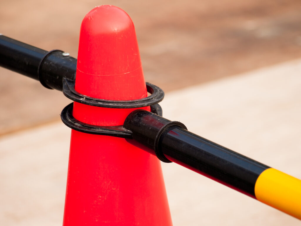 オプトサイン | Maximizing Efficiency with the 6ft - 10ft Retractable Traffic Cone Bar: Advanced Use Cases and Best Practices OPTSIGNS | Maximizing Efficiency with the 6ft - 10ft Retractable Traffic Cone Bar: Advanced Use Cases and Best Practices