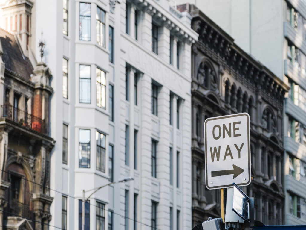 اوبتسيغنز | Why US Traffic Signs Stand Apart from the Rest of the World OPTSIGNS | Why US Traffic Signs Stand Apart from the Rest of the World