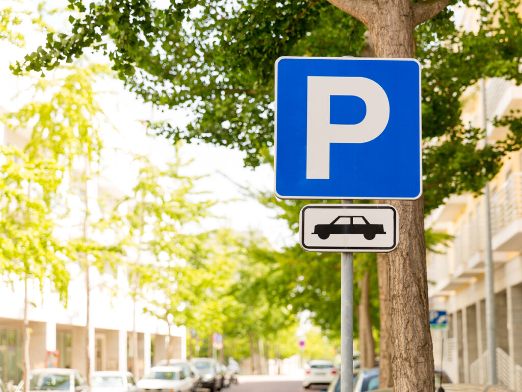 OPTSIGNS | Por que os sinais de estacionamento de alumínio são a solução ideal para estacionamentos ao ar livre OPTSIGNS | Why Aluminum Parking Signs Are the Ideal Solution for Outdoor Parking Lots