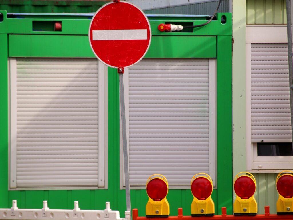 OPTSIGNS | Laminated Aluminum Sheets vs. Anodized Aluminum Sheets for Traffic Signs