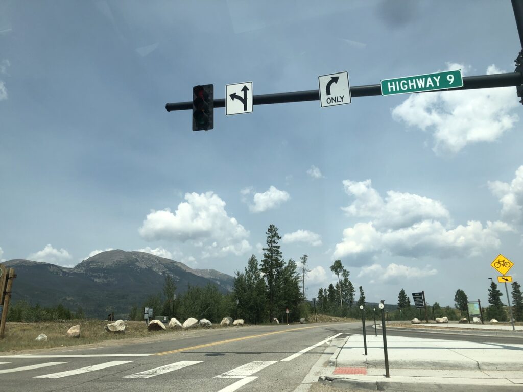 OPTSIGNS | Why US Traffic Signs Stand Apart from the Rest of the World