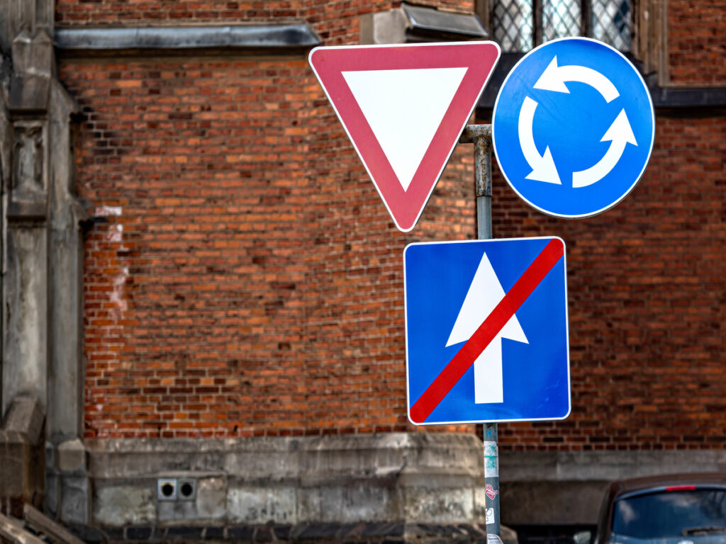 विकल्पसंकेत | Reflective Aluminum Sheet and Standard Aluminum How to Choose for Road Safety OPTSIGNS | Reflective Aluminum Sheet and Standard Aluminum How to Choose for Road Safety