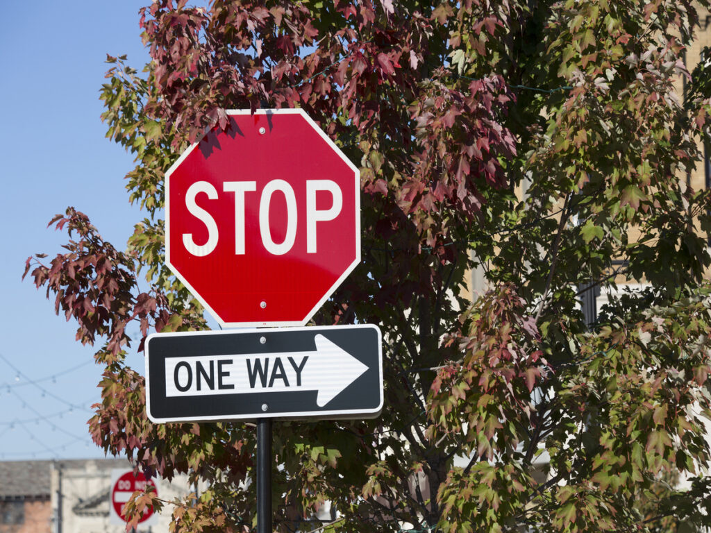 OPTSIGNS | MUTCD Compliance vs. State-Specific Traffic Sign Regulations: What You Need to Know