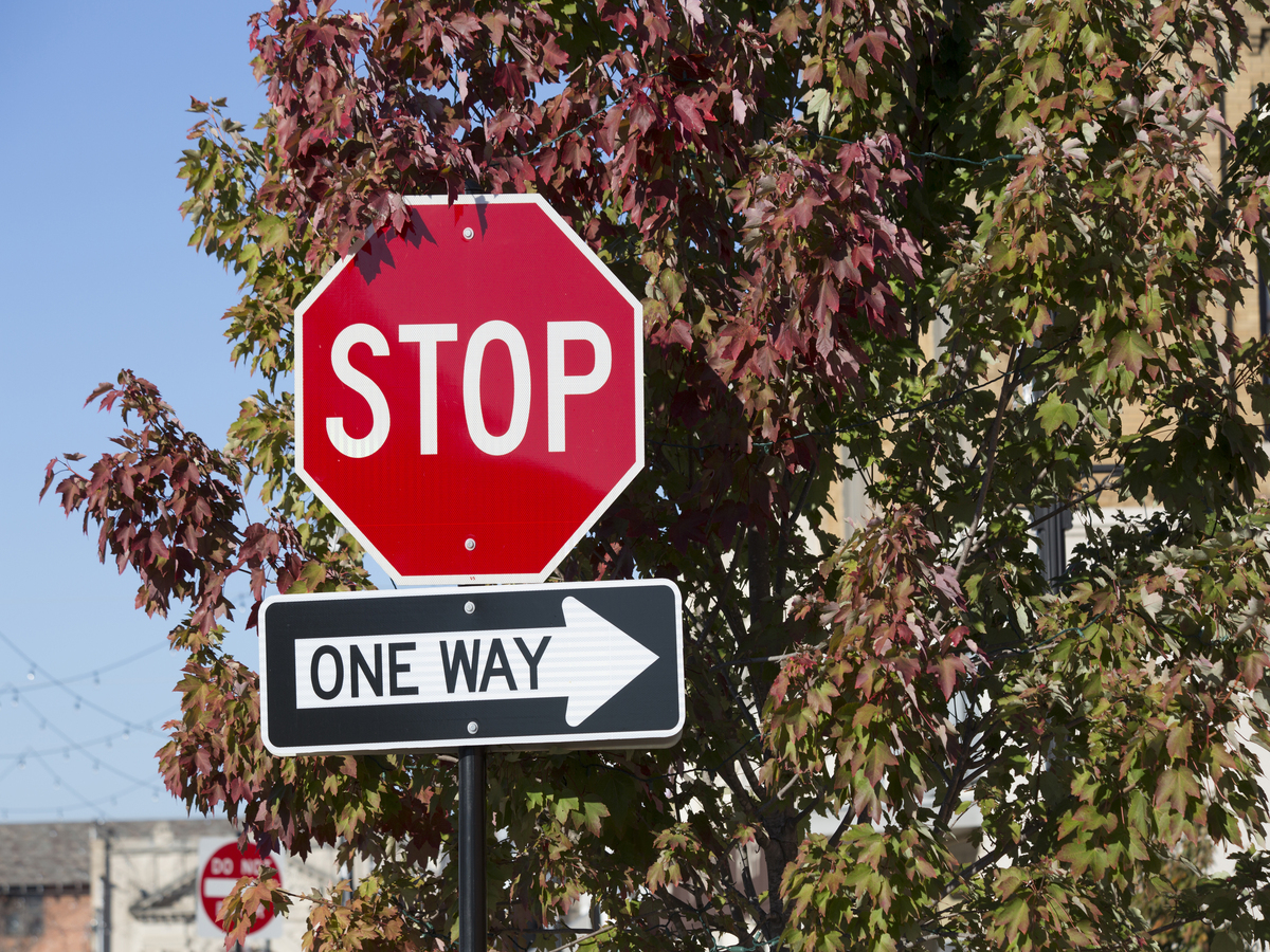 OPTSIGNS | MUTCD Compliance vs. State-Specific Traffic Sign Regulations: What You Need to Know