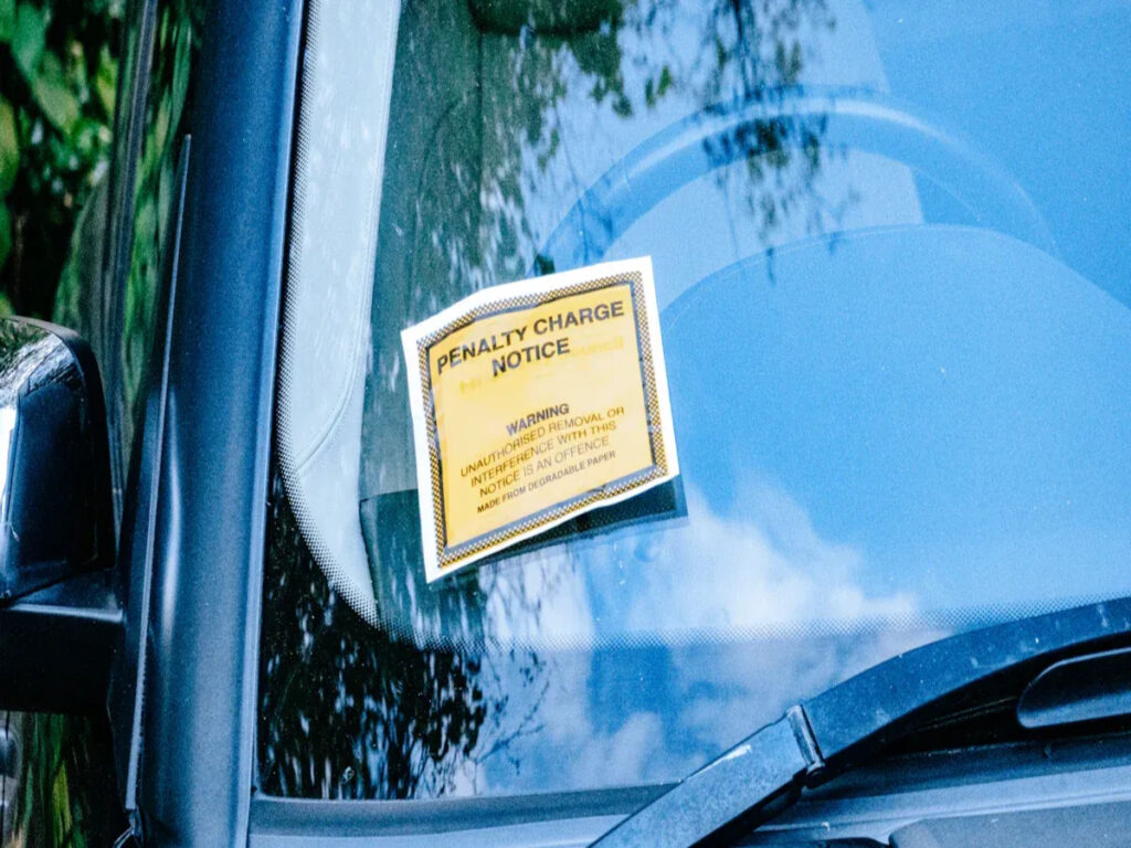 OPTSIGNS | Wie viel sind Parkscheine in den USA?. (und wie Schilder Ihnen Geld sparen können) OPTSIGNS | How Much Are Parking Tickets in the U.S. (and How Signs Can Save You Money)
