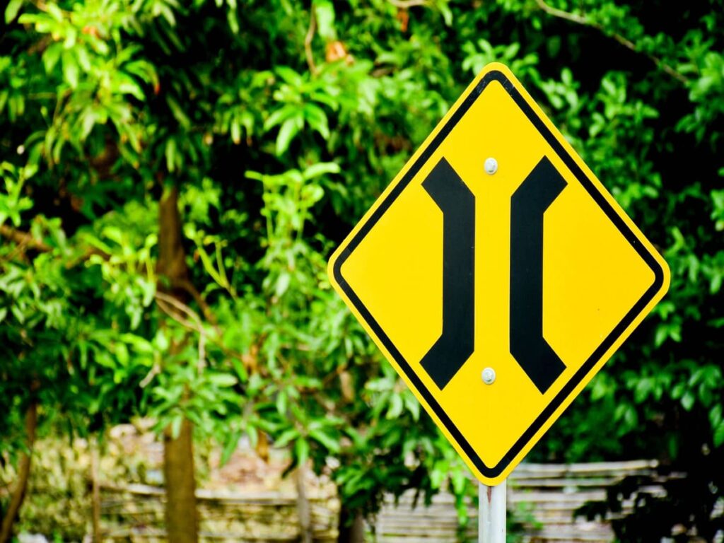 OPTSIGNS | How to Prevent Accidents on Narrow Bridges: The Right Traffic Signage