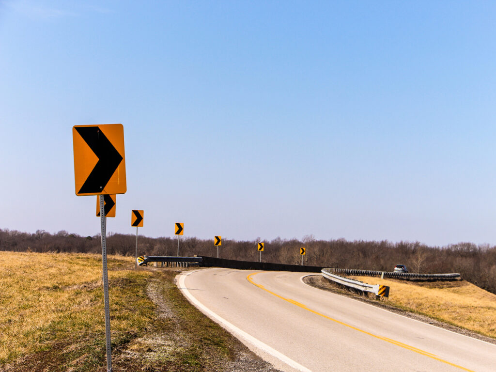 옵션 | 사례 연구: Why Municipal Contractors Choose Laminated Aluminum for Highway Signs OPTSIGNS | Case Study: Why Municipal Contractors Choose Laminated Aluminum for Highway Signs