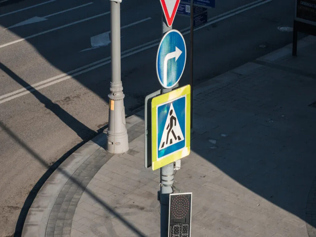OPTSIGNS | Choosing the Right Signs for Intersections and Crossings OPTSIGNS | Choosing the Right Signs for Intersections and Crossings
