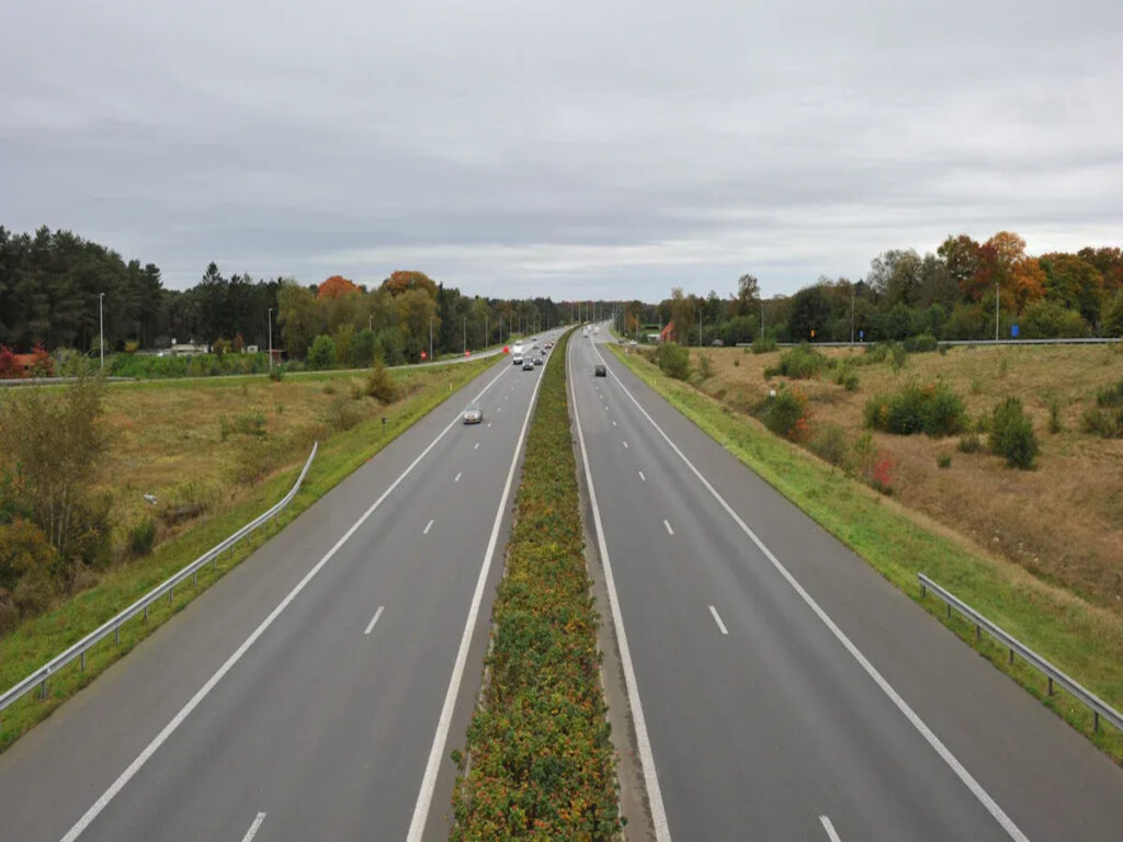 OPTSIGNS | Divided Highway Ends Sign vs. Divided Highway Begins Sign and their impact on road safety OPTSIGNS | Divided Highway Ends Sign vs. Divided Highway Begins Sign and their impact on road safety