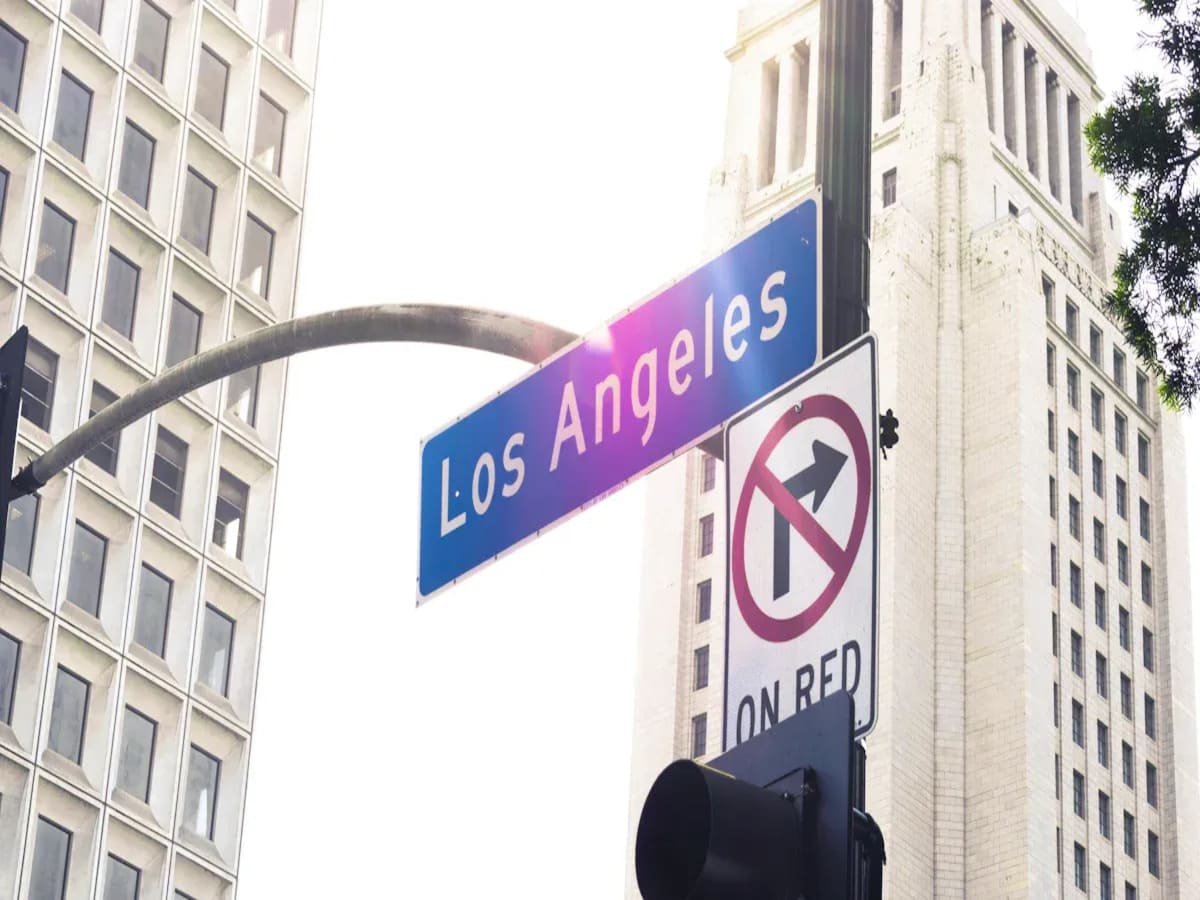 OPTSIGNS | LADOTs „No Turn on Red“ (NTOR) Initiative: Verbesserung der Sicherheit im Schulbereich durch Verkehrsbeschilderung OPTSIGNS | LADOT’s “No Turn on Red” (NTOR) Initiative: Enhancing School Zone Safety with Traffic Signage