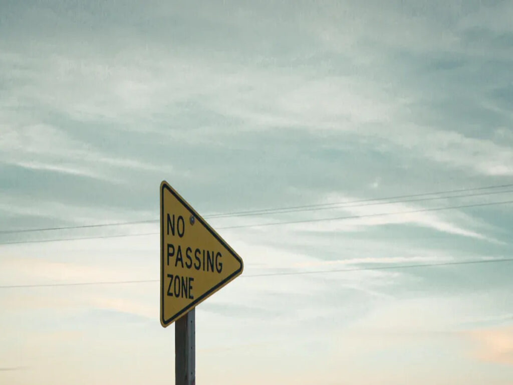 SEGNI OTTICI | Comprendere il segnale a forma di stendardo e il suo ruolo nelle zone di divieto di sorpasso OPTSIGNS | Understanding the Pennant-Shaped Sign and Its Role in No Passing Zones
